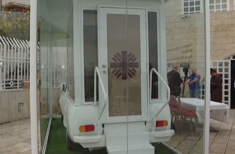 VIDEO: Papamobil pape Franje pretvoren u mobilnu kliniku za decu iz Gaze