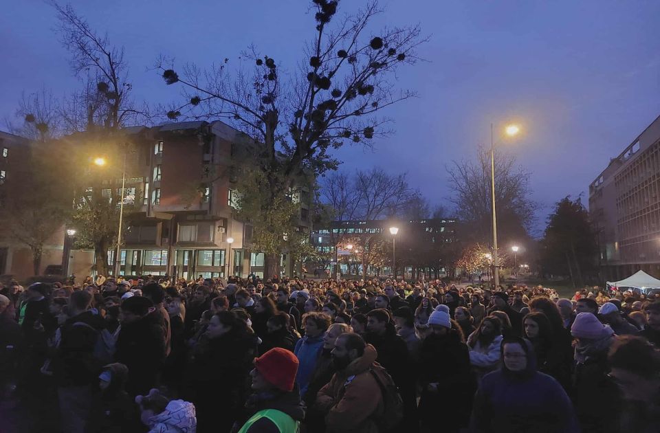 VIDEO Skup podrške profesorki Jeleni Kleut u kampusu: "Kada se kažnjava kritičko mišljenje, ugroženi smo svi"
