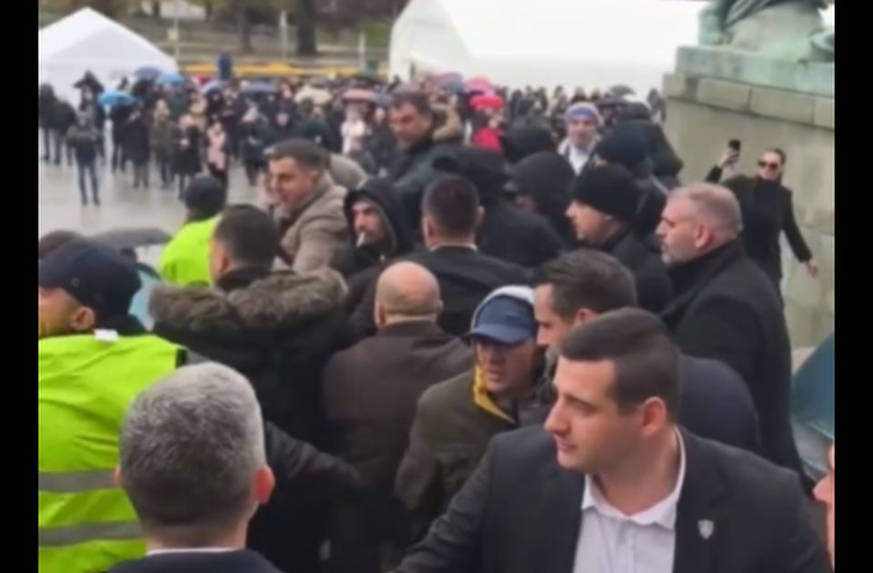 SRCE: Policija da saopšti da li je identifikovala napadače na poslanike i zašto nije reagovala na vreme