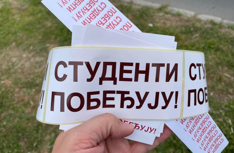 Akademski plenum: Novosadski profesor napadnut zbog nalepnice "Studenti pobeđuju"
