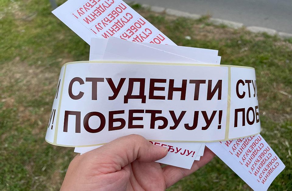 Objavljeno koliko je nalepnica "Studenti pobeđuju" juče podeljeno građanima širom Srbije