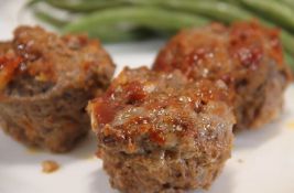 VIDEO: Mafini od mlevenog mesa (a može i malo sira) - praktični i preukusni