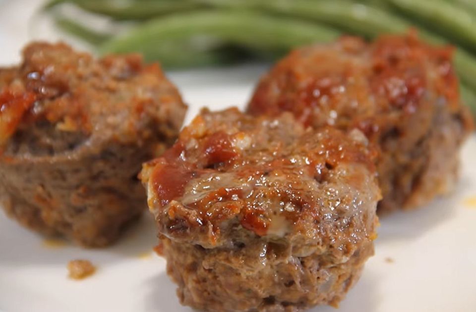 VIDEO: Mafini od mlevenog mesa (a može i malo sira) - praktični i preukusni