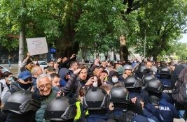 FOTO, VIDEO: Blokada suda u Novom Sadu ušla u drugi dan, počelo guranje policije i građana