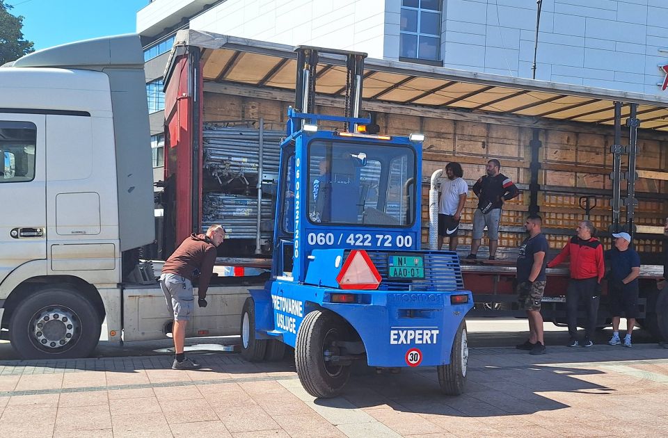 Komunalna inspekcija opštine Medijana naložila uklanjanje bine SNS-a u centru Niša
