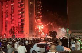 Figaro: Mirni protesti u Srbiji postali opasni jer su vlasti angažovale maskirane batinaše