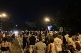 UŽIVO Protest u Novom Sadu: Zapaljena zastava SRS, policija potisnula građane do kampusa