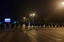Incidenti u Valjevu: Napadnute prostorije SNS, izbio požar, policija juriša na demonstrante