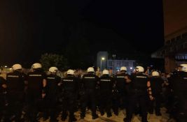 UŽIVO Protest u Novom Sadu: Zapaljena zastava SRS, policija narušila autonomiju Univerziteta