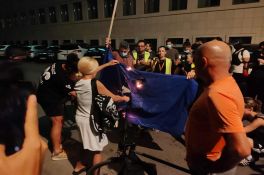 UŽIVO Protest u Novom Sadu: Zapaljena zastava SRS, policija potiskuje građane