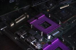 VIDEO: SAD koriste skrivene lokatore da prate ilegalne isporuke AI čipova Nvidije i AMD-a ka Kini