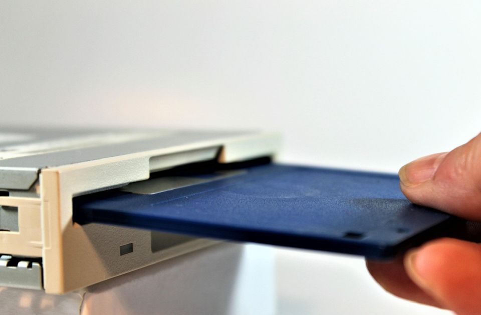 Japan se bukvalno zaglavio na faks mašinama, disketama i pečatima 