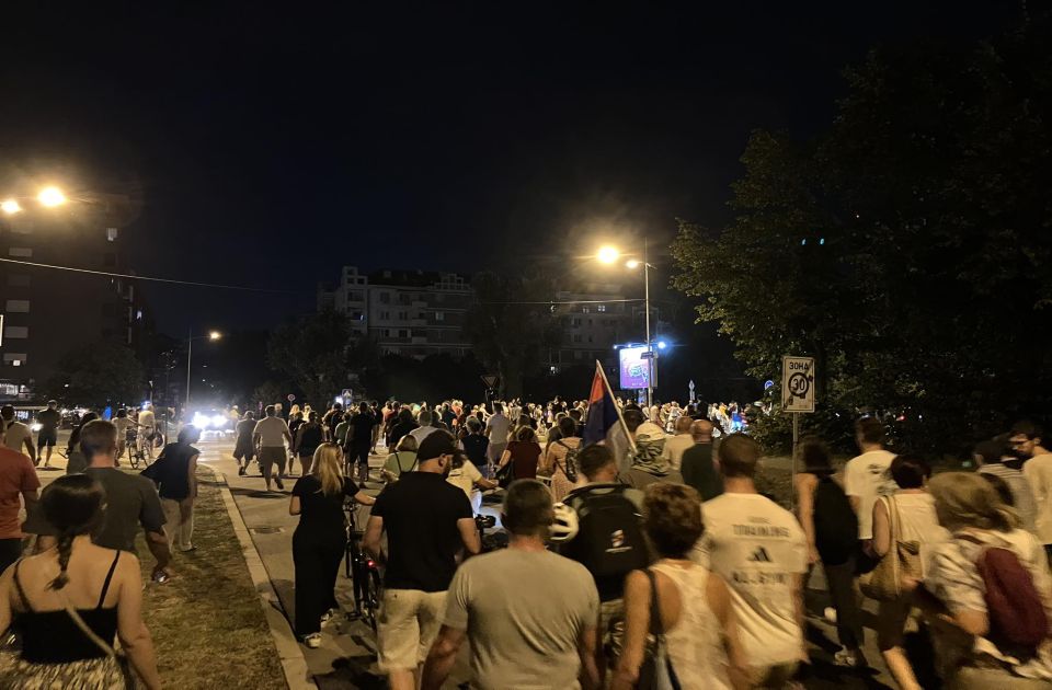 UŽIVO Protest u Novom Sadu: Zapaljena zastava SRS, policija potisnula građane do kampusa