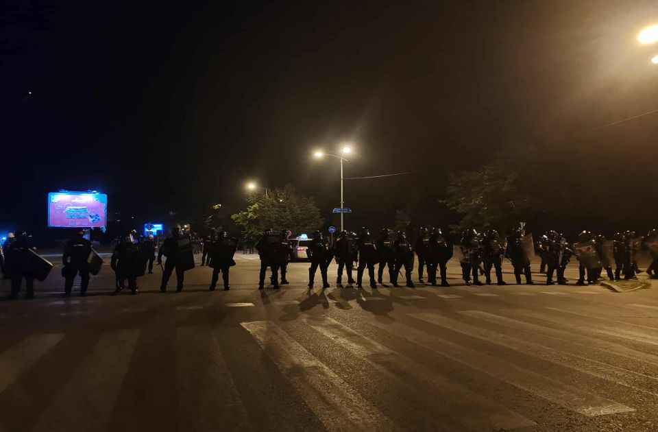 Incidenti u Valjevu: Pirotehnikom na prostorije SNS, policija jurišala na demonstrante