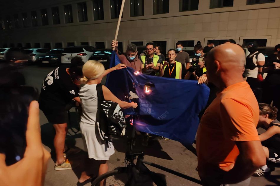 UŽIVO Protest Zborova i studenata: "Večeras čistimo Grad - sloboda ostaje", skinuta i zapaljena zastava SRS