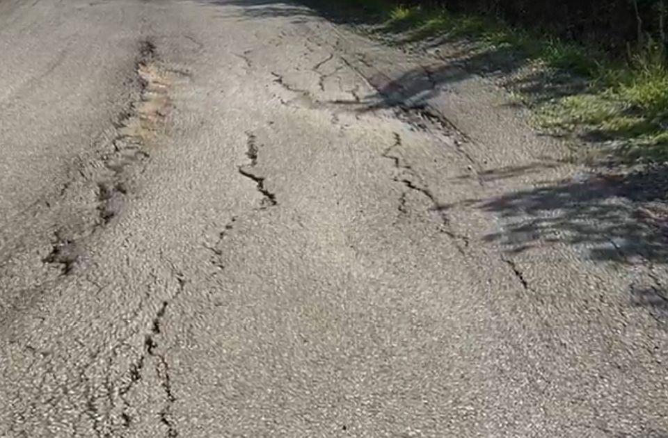 "Predizborni" asfalt u Kosjeriću već propada