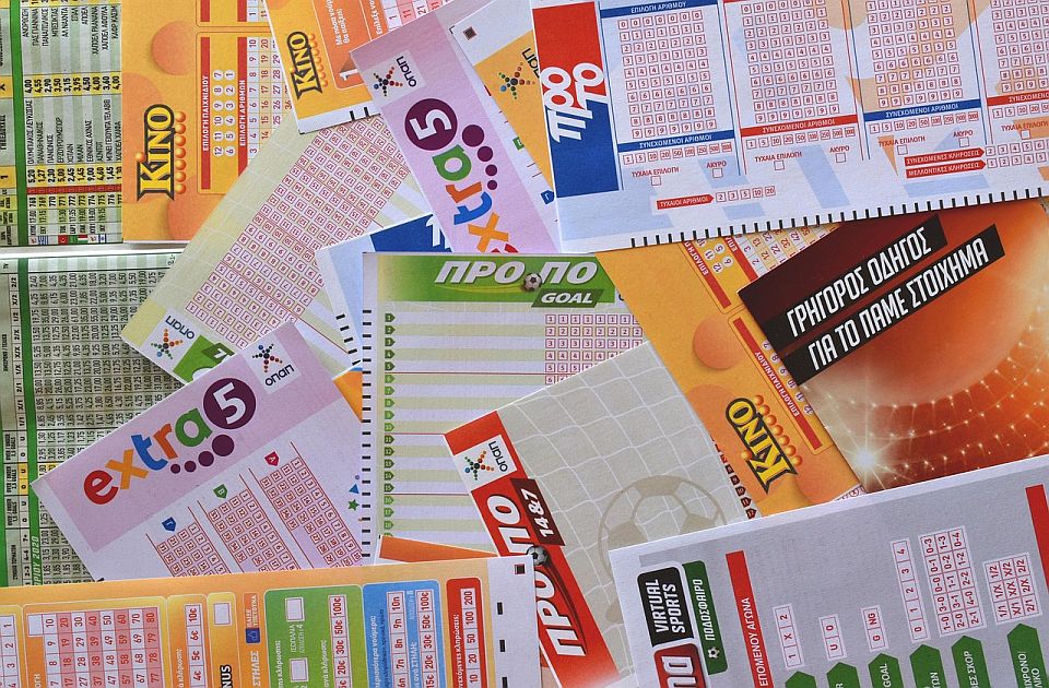 Srećke prekrile Normandiju: Prevrnuo se kamion na auto-putu, prosule se hiljade greb-greb kartica