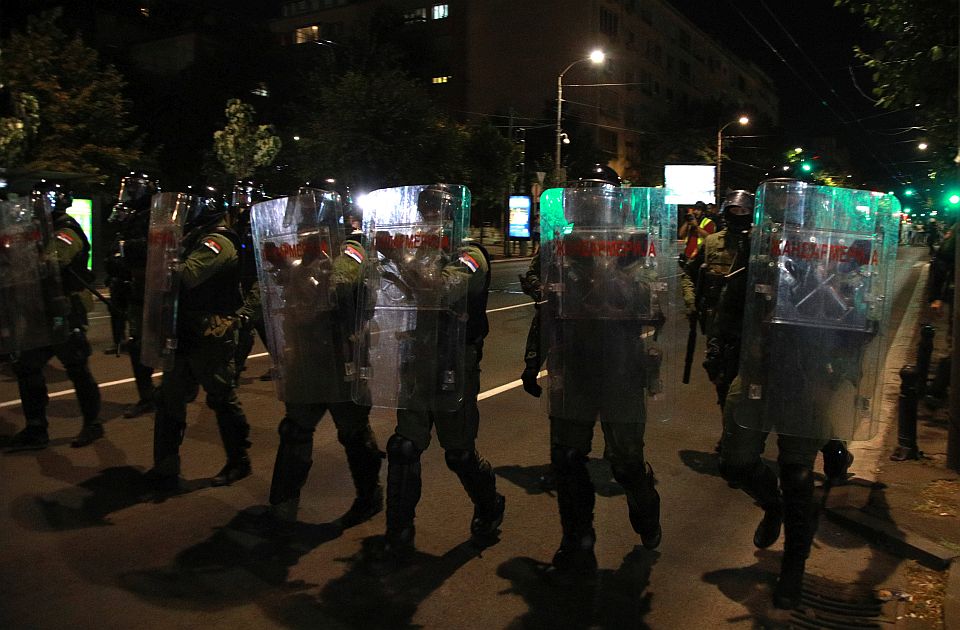 ANEM: Policijsko oslepljivanje novinara Vuka Cvijića