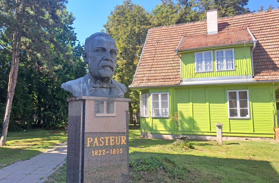 FOTO: Novi Sad je čekao četiri decenije da se postavi bista posvećena velikom naučniku