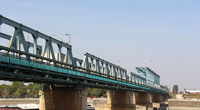 Popravka kolovoza kod drumsko-železničkog mosta u noći između četvrtka i petka