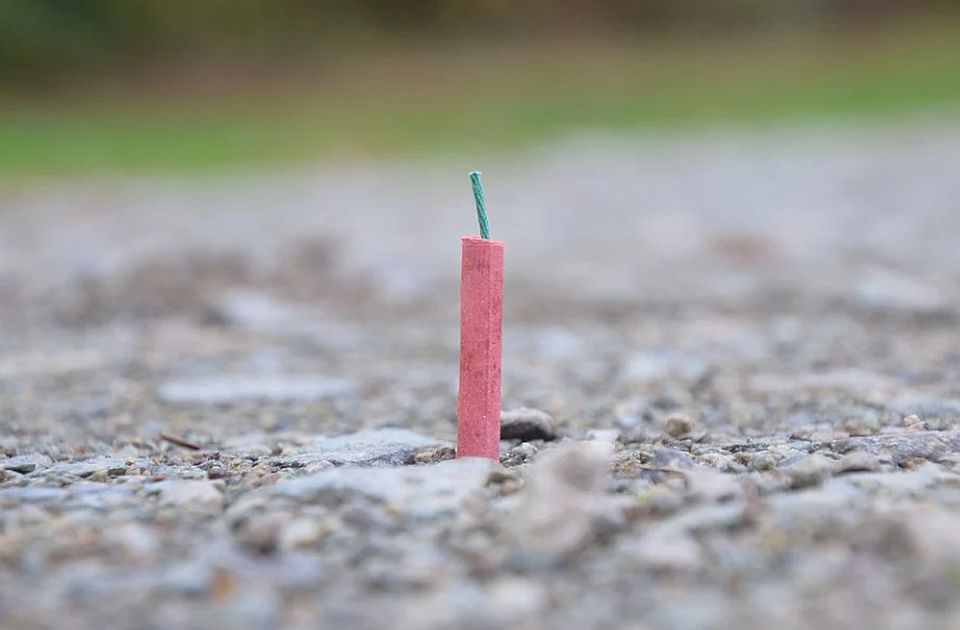 Dečak u Beogradu teško povređen u eksploziji petarde, mogao bi da ostane bez šake