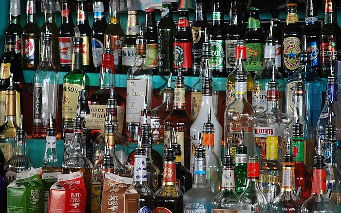 Alkohol sve popularniji zbog izolacije, u pojedinim zemljama prodavnice pića u istom rangu sa apotekama