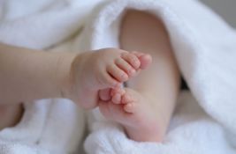VIDEO: Porodila se u snu, medicinske sestre pronašle bebu tek nekoliko minuta kasnije ispod ćebadi