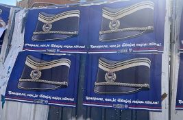 SRS plakatima u Novom Sadu veliča Ratka Mladića na dan sećanja na genocid u Srebrenici