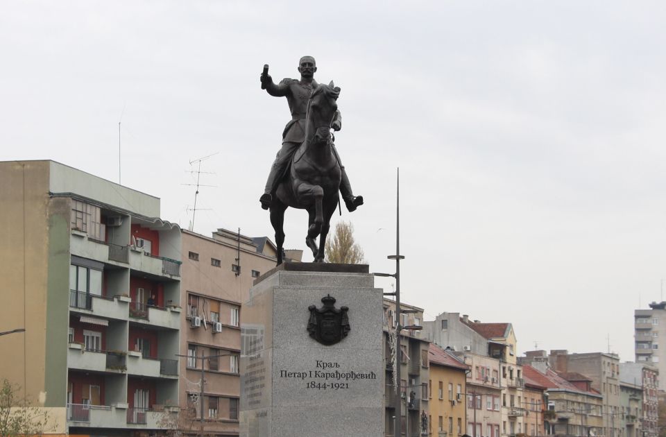 Na današnji dan: Umrli Meša Selimović i Milan Kundera, rođeni kralj Petar i petomilijarditi stanovnik Zemlje