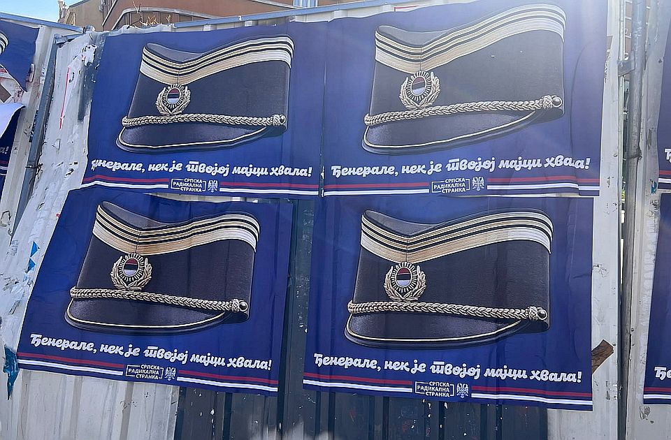 SRS plakatima u Novom Sadu veliča Ratka Mladića na dan sećanja na genocid u Srebrenici