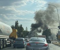 FOTO: Izgoreo gradski autobus u Novom Sadu, zapalio se kod garaže GSP-a