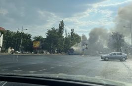 FOTO: Izgoreo gradski autobus u Novom Sadu, zapalio se kod garaže GSP-a