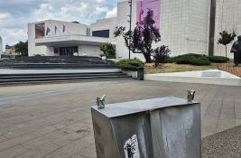 FOTO, VIDEO Ponovo problem sa česmama na Pozorišnom trgu: Jedna i po funkcionalna česma