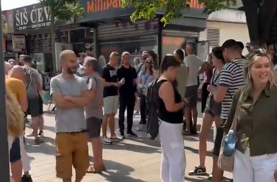 Građani u Brankovoj ulici u Beogradu sami stali u red da im Žandarmerija uruči prekršajne prijave