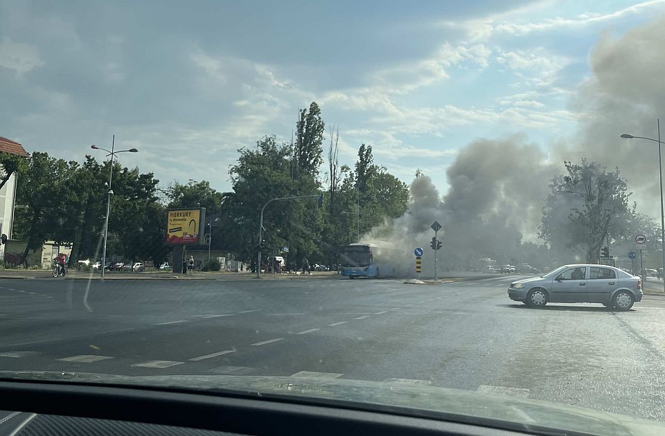 FOTO: Izgoreo gradski autobus u Novom Sadu, zapalio se kod garaže GSP-a
