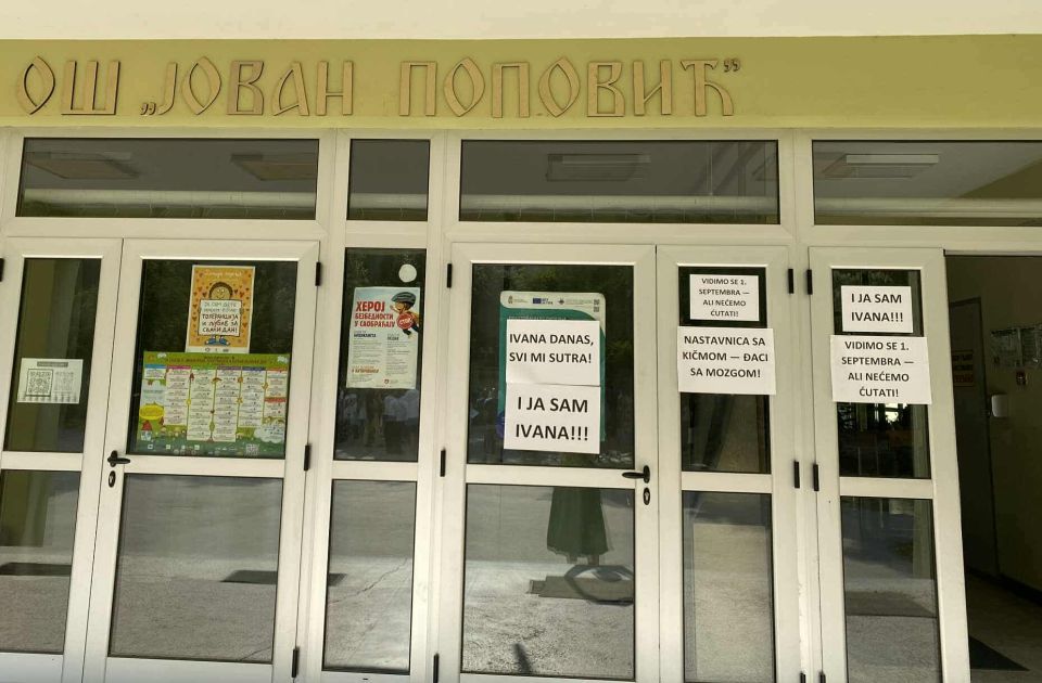 FOTO: Skup podrške novosadskoj nastavnici - 