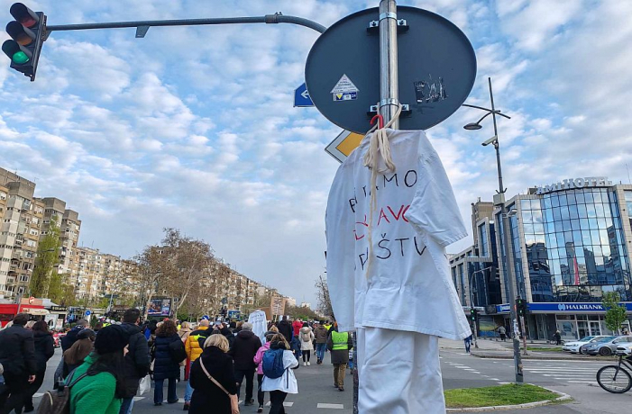 Lekar uhapšen tokom Vidovdanskog protesta pušten iz pritvora Lekar uhapšen tokom Vidovdanskog protesta pušten iz pritvora