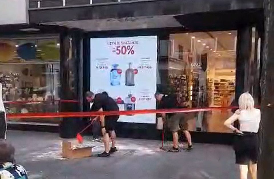 Obrušio se deo nadstrešnice u Knez Mihajlovoj u Beogradu