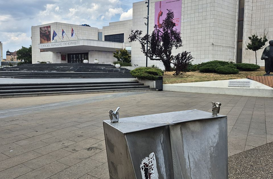 FOTO, VIDEO Ponovo problem sa česmama na Pozorišnom trgu: Jedna i po funkcionalna česma