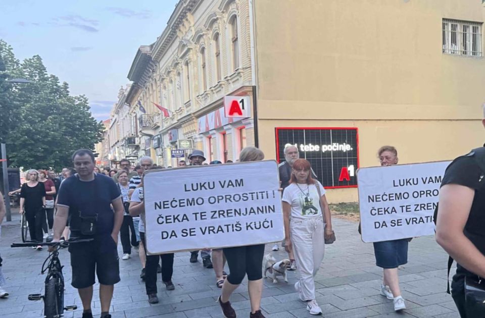FOTO Protest podrške pretučenom studentu FTN u Zrenjaninu: Okupljenima se obratila njegova majka FOTO Protest podrške pretučenom studentu FTN u Zrenjaninu: Okupljenima se obratila njegova majka