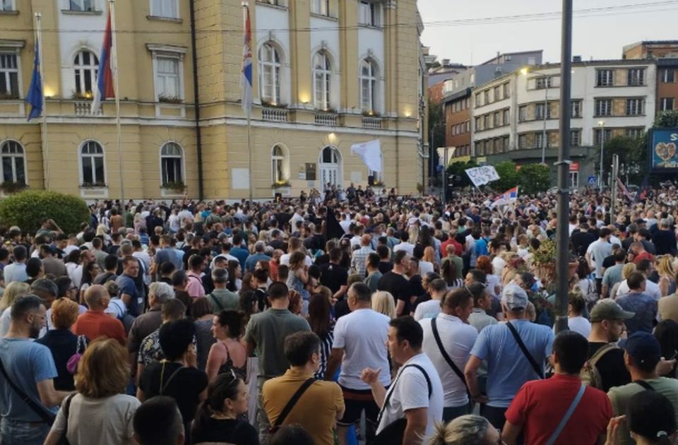 VIDEO Užičani blokirali Zlatiborsku magistralu, Čačani put ka Užicu: Policija pokušava da odblokira
