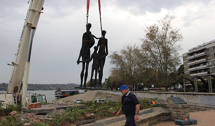 FOTO, VIDEO: Spomenik "Porodica" na popravci do kraja decembra