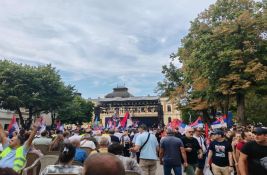 FOTO: Okupljanje građana u Sremskim Karlovcima pred početak obeležavanja pogroma u 