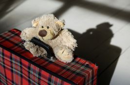 Žena uhapšena na Novom Zelandu jer je dvogodišnju devojčicu stavila u kofer i tako putovala s njom