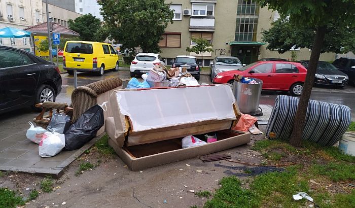 FOTO: "Salon nameštaja" na Grbavici, nepoznati ljudi svakog dana bacaju krupan otpad pored kontejnera