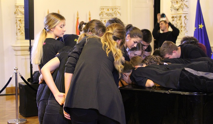 FOTO: Novosadski đaci i profesori obarali Ginisov rekord u istovremenom sviranju klavira