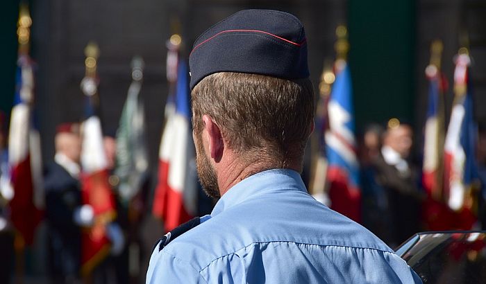 Francuski glumac kažnjen jer je vređao policiju na Tviteru