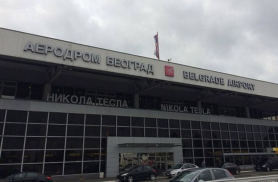 Državljanin Konga na aerodromu u Beogradu pokušao da ukrade mobilni članu letačke posade