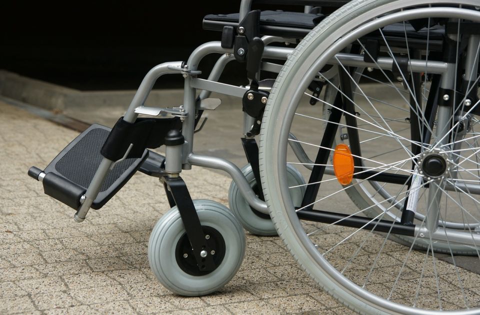 VIDEO Ovako radnici na aerodromu postupaju s invalidskim kolicima