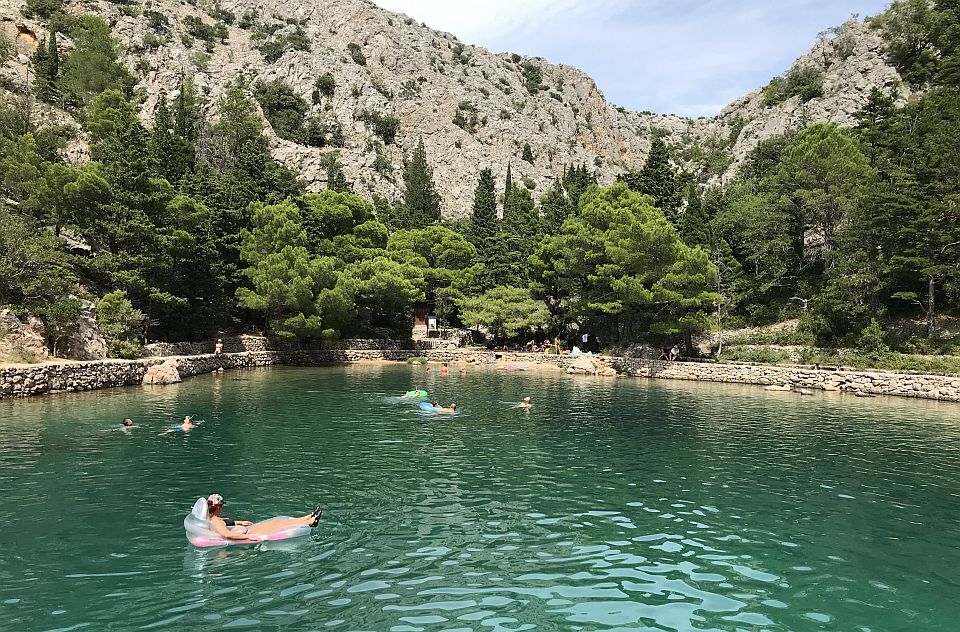 FOTO Preporučujemo lepoticu Jadrana: Nestvarno čisto more u Zavratnici, krije i potopljeni brod